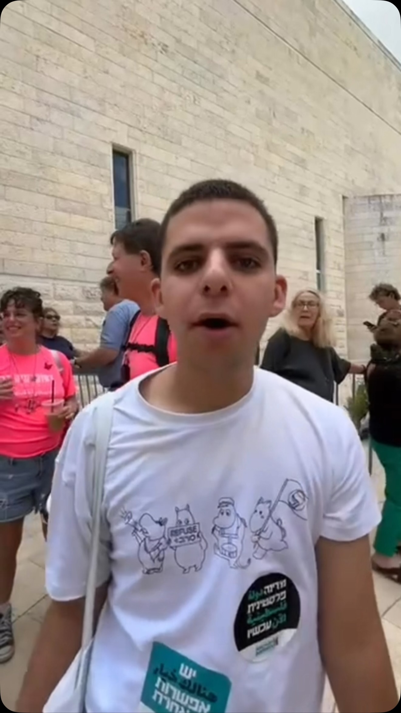 מומין מחזיק בדגל הטרור אנטיפה...
