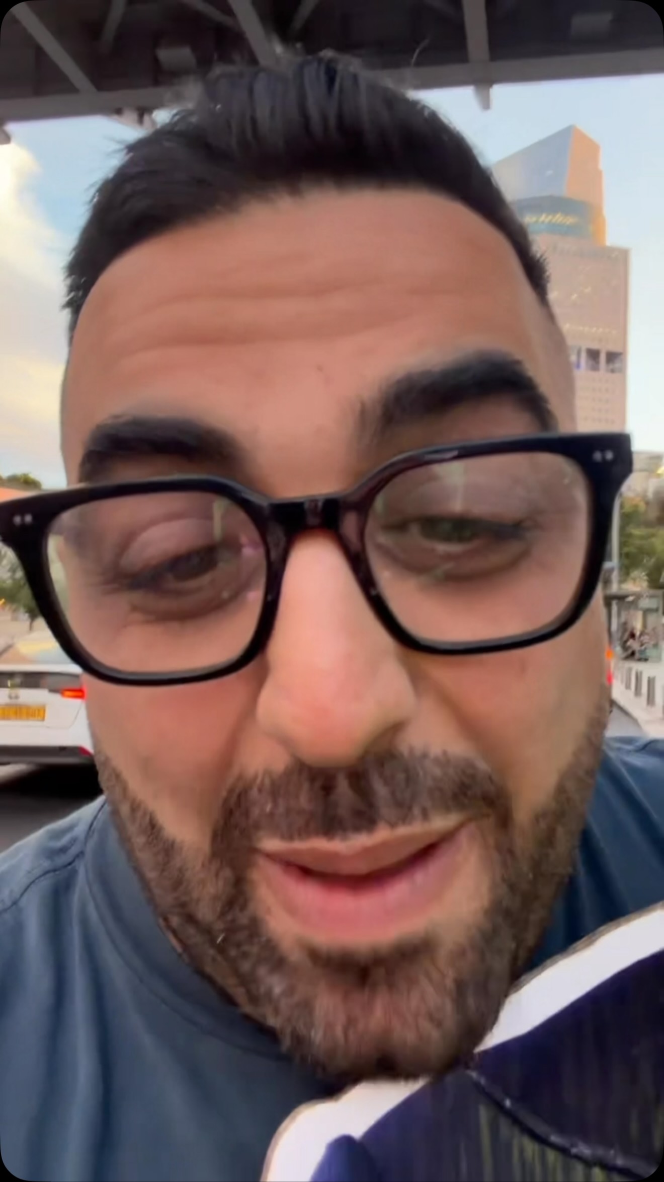 הוא נראה אחד שמדבר עם קרטונים...