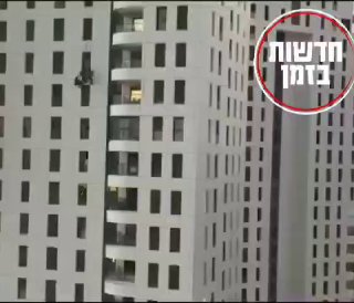 לוחמי הימ״מ גלשו מגג בניין בבת ים וחילצו בשלום אישה שהתבצרה...