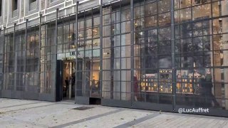 צרפת - שדרות השאנז אליזה בפריז - החנויות מתמגנות לקראת הפגנות...