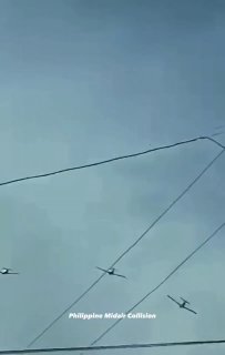 תיעוד | התנגשות בין שני מטוסי אימון של חיל האוויר הפיליפיני...