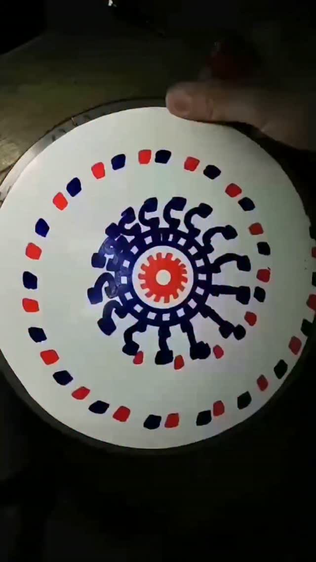 מדהים!!! ציורי תעתועי דמיון על צלחת מסתובבת....