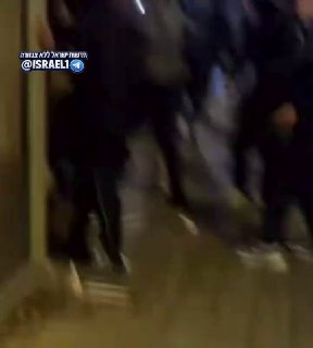 ברצלונה: מאות מפגינים לבושי שחור ורעולי פנים התעמתו הערב עם...