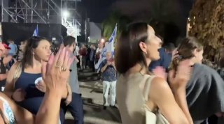 לפיד בכיכר החטופים בעצרת הקריאה להקמת ועדת חקירה ממלכתית...