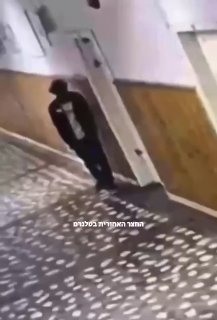 תלמיד בן 13 דקר מורה למתמטיקה בבית ספר ברומניה...