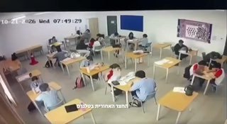 התיעוד הזה מגיע אלינו ממלזיה. תלמיד בן 16 תקף עם גרזן מורים...