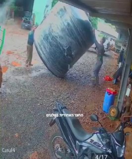 שני פועלים ברזילאים פרקו מיכל מים ענק, ובשלב מסוים איבדו קשר...