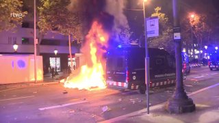 ברצלונה, ספרד: החלו מהומות ברחובות לאחר פעילת מחאה של צעירים,...