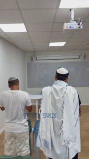 חנוכת עמדת תפילין בתיכון רבין במזכרת בתיה הם אומרים פן ירבה...
