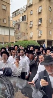 המונים סביב מנהיג דגל התורה הרב דוב לנדו בעת ההצבעה...