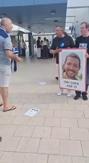 😱 אדם שעבר מחוץ לקלפי בנתניה כינה "בוגד" את רובי, אביו של איתי...