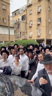 מנהיג דגל התורה, הרב דוב לנדו, הגיע להצביע - והמוני תלמידי...