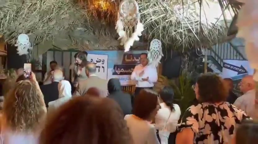 מרגש. איימן עודה סיים את ערב הבחירות בחיפה בשיר "בילאדי...