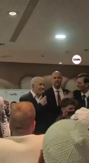 🔴 נתניהו נראה לראשונה מהבוקר בציבור - ומשלהב מצביעים מחוץ...