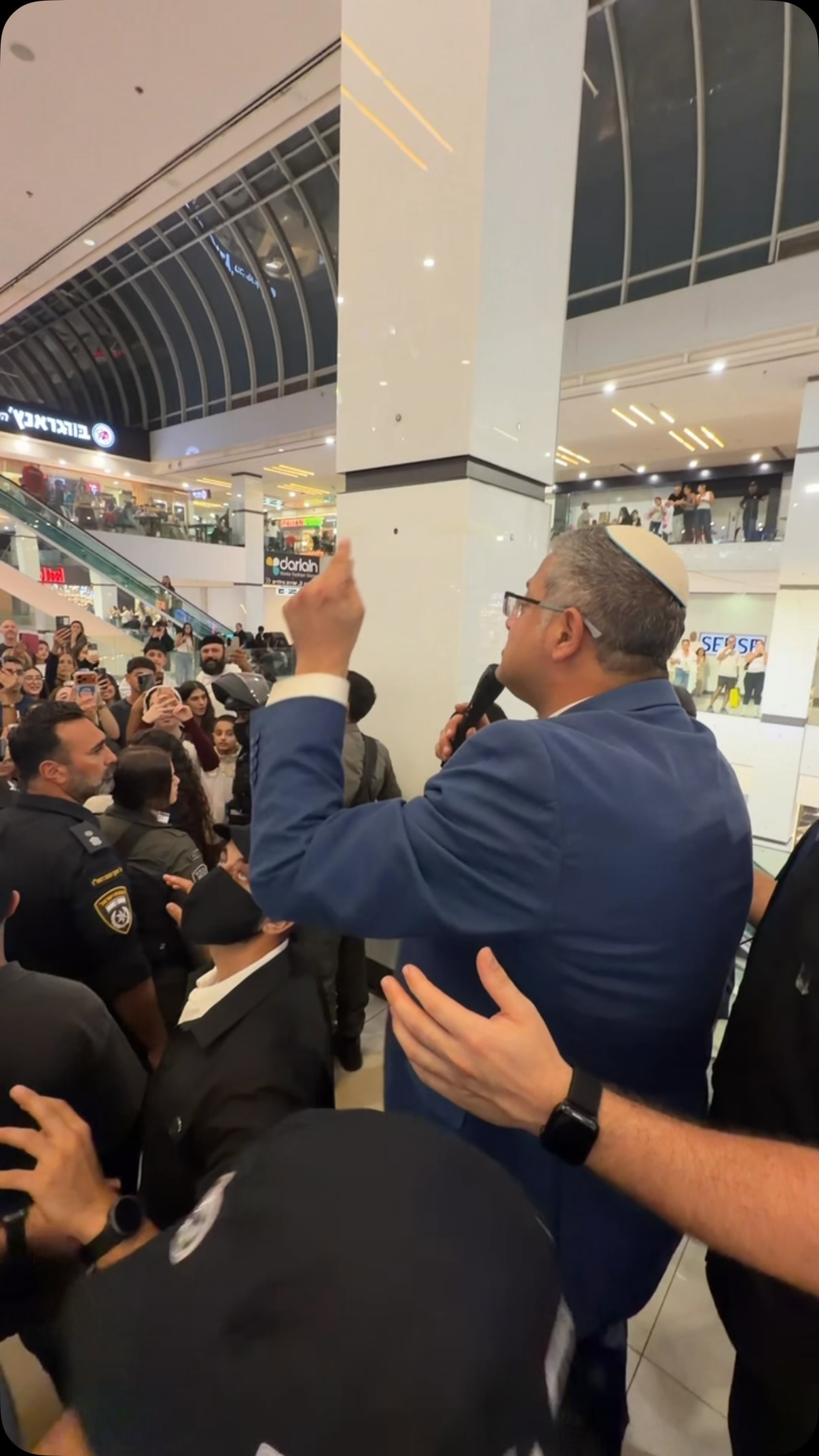 הגעתי לקניון הזהב בראשון לציון לקרוא לאנשים לצאת להצביע....