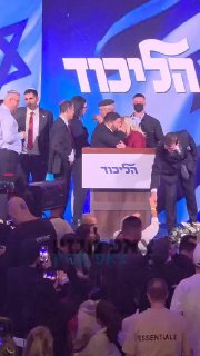 נראה שביבי ברח לשרה 😅🤦‍♂️...