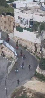 שכונת עין דיר בחה בחברון: חיילי צה"ל מעבירים חומרי נפץ הבוקר...