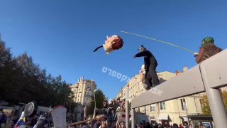 בורדו, צרפת: המפגינים חובטים בפיניאטה בדמות ראשו של נשיא צרפת,...