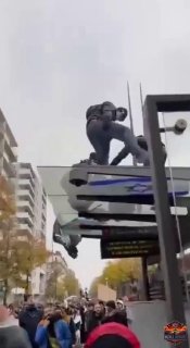 🚨 איראן או צרפת? מפגינים בליון שבצרפת דורכים ומעלים באש דגלי...