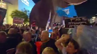 מפגיני ימין בכיכר הבימה בתל אביב: "העם דורש בחירות חוזרות" ולא...