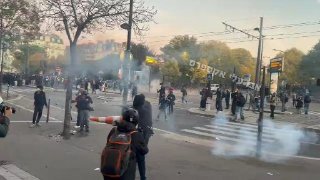 פריז: ירי זיקוקים בכינון ישיר לעבר השוטרים....